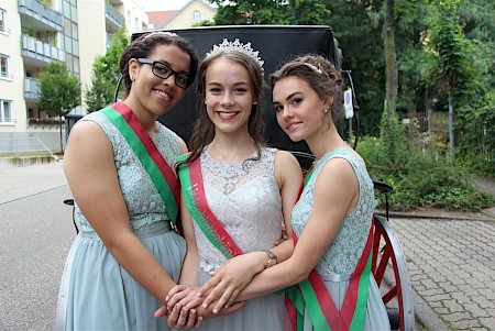 Lindenblütenkönigin Leoni (Mitte) mit Prinzessinen Destiny (Links) und Verena