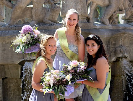 Lindenblütenkönigin Anna I. (Mitte) mit Prinzessinnen Johanna (L) und Valeria